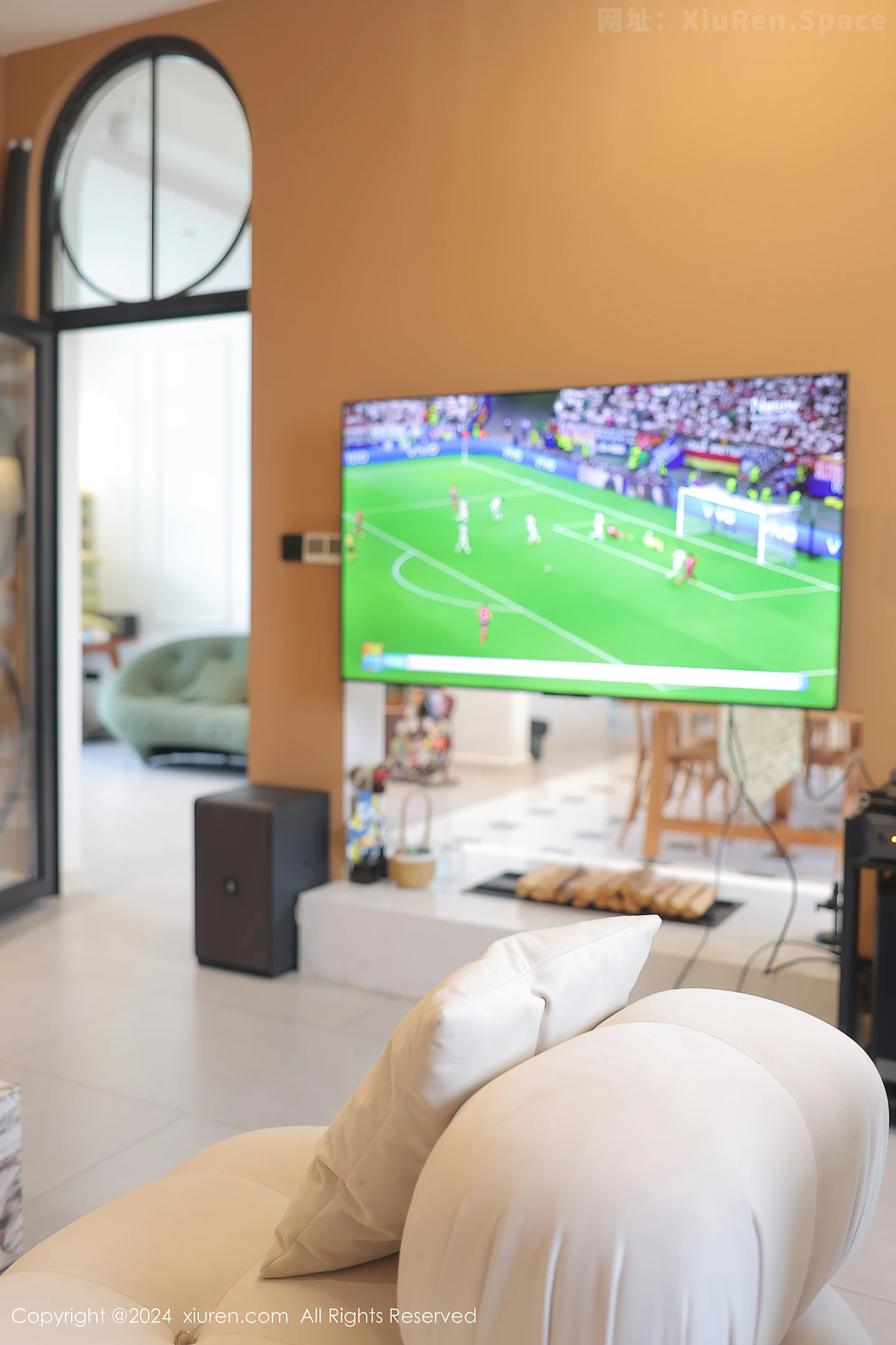 图片[2]-[XiuRen秀人网]VOL.8812 模特桃妖夭欧洲杯主题白色球服配白丝袜秀曼妙身姿撩人诱惑写真90P-秀人网官方网站